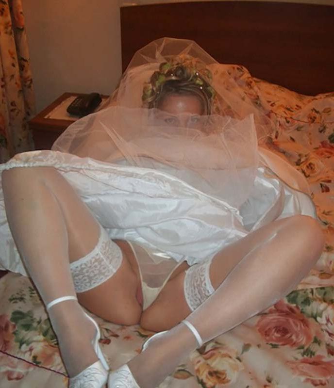 Невеста задрала свадебное платье и ждет член