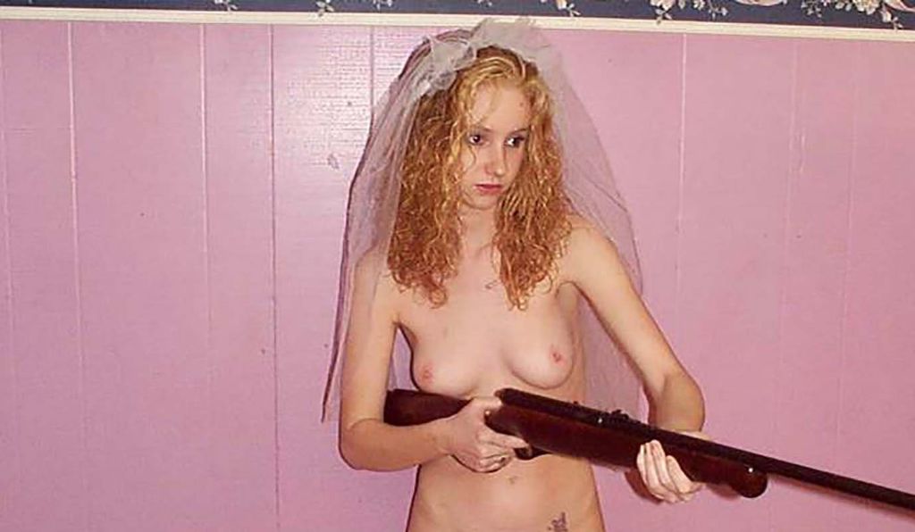 Молодая невеста с голыми сиськами