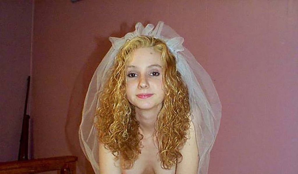 Красивая русая невеста улыбается
