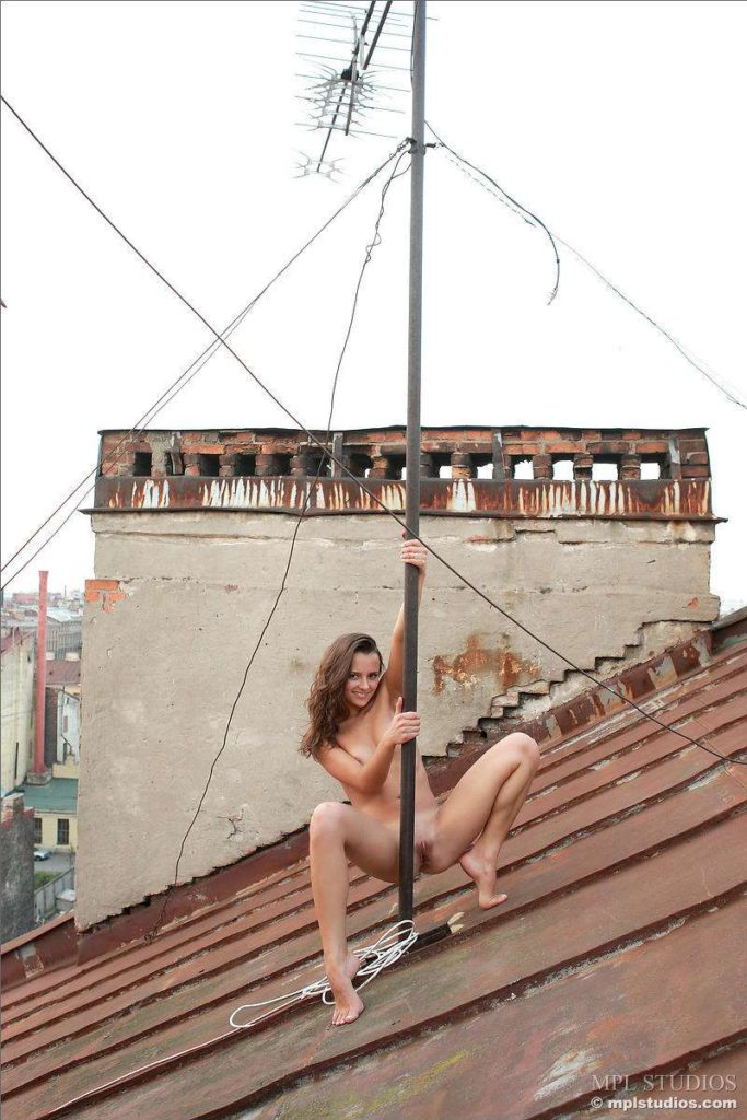 Голая на крыше девушка показывает киску